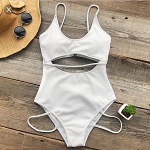 CUPSHE - Innocent Eyes Solid One-Piece Swimsuit